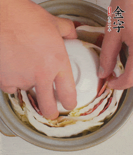 寬度剛好是鍋的高度?？垡粋€(gè)小碗更有助于幫助造型。