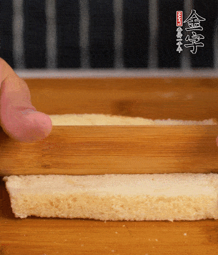 吐司切去四邊，搟??；烤腸竹簽穿過。