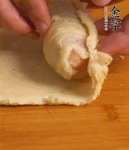 吐司卷起香腸，吐司尾端涂抹少許全蛋液，卷好的吐司表面蘸上蛋液，在裹上一層面包糠，送入預(yù)熱好的烤箱中。