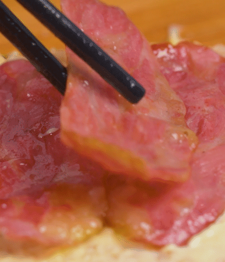 放上火腿、芝士片、生菜，再放一片土司。