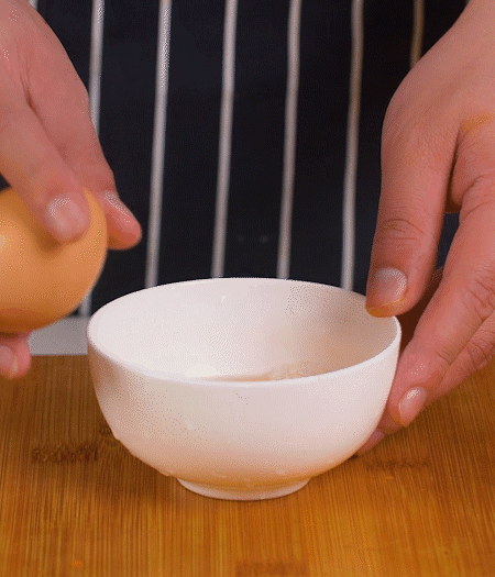 起鍋熱油，蛋液煎成雞蛋碎。金字淡咸肉切成絲。