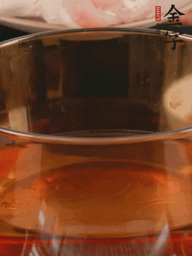 雞腿冷水入鍋，加姜片料酒焯水，撈出溫水洗凈。