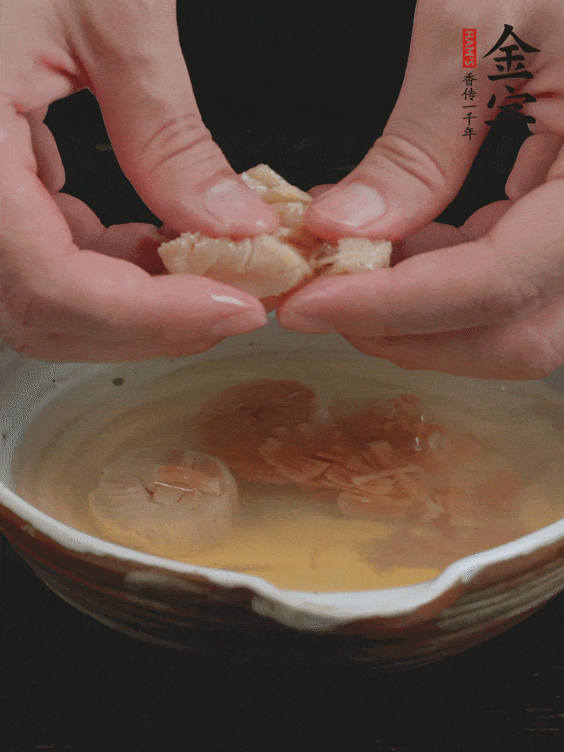 元貝溫水泡發(fā)，拆成細(xì)絲。