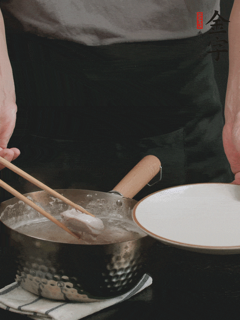 雞塊冷水下鍋，加姜片、料酒焯水，撈出洗凈備用。