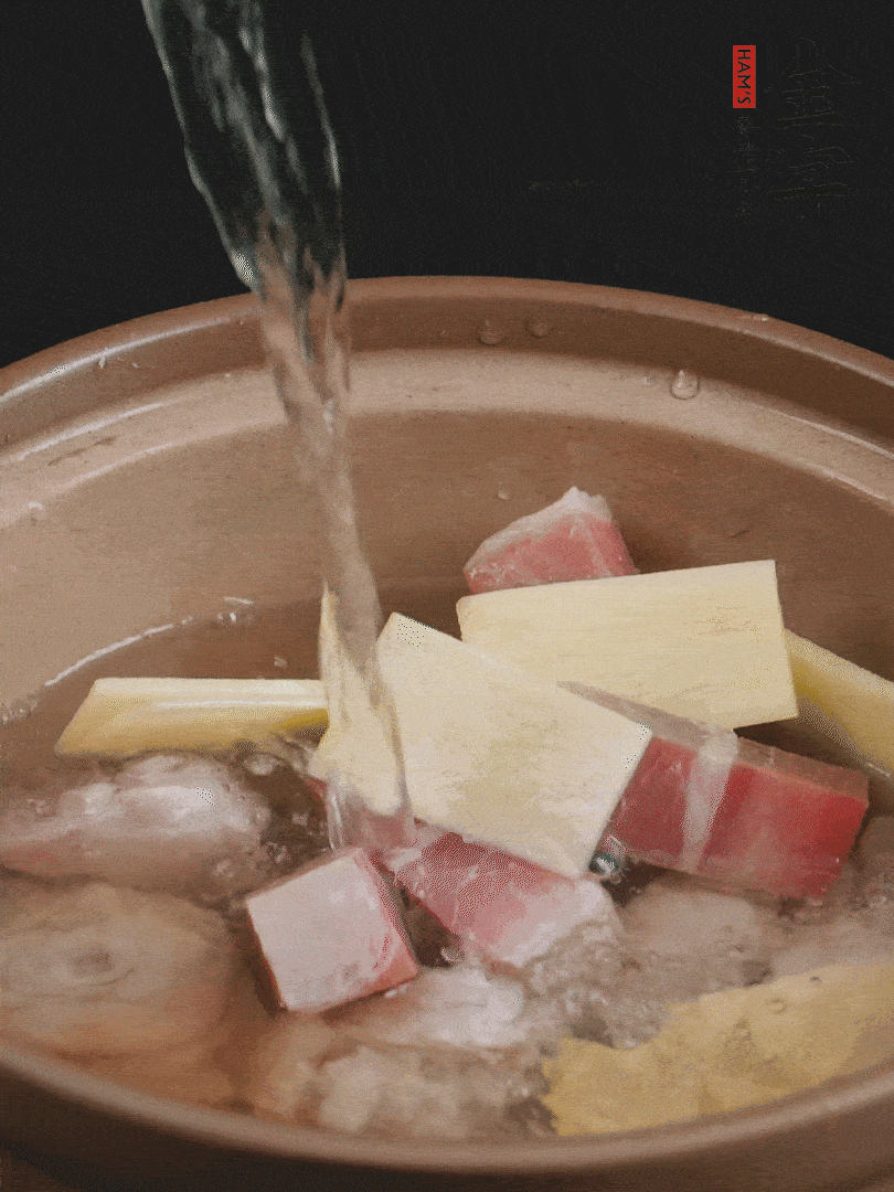 雞塊、火腿、姜片加適量料酒、清水燉80分鐘。