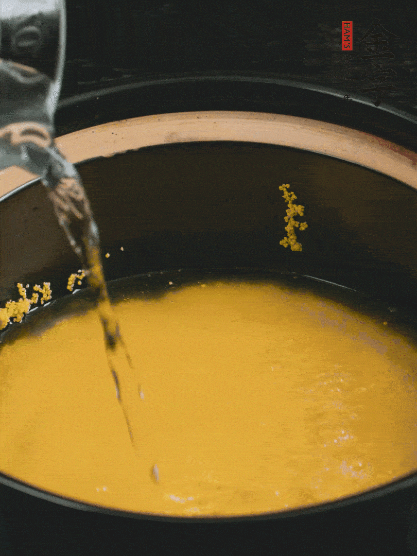 小米洗凈后，加水小火煲1個(gè)小時(shí)。