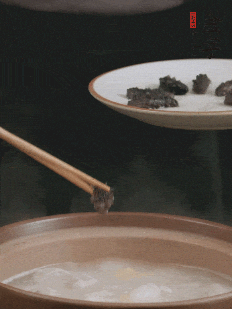 期間雞湯燉到80分鐘時(shí)，加小海參再燉10分鐘。