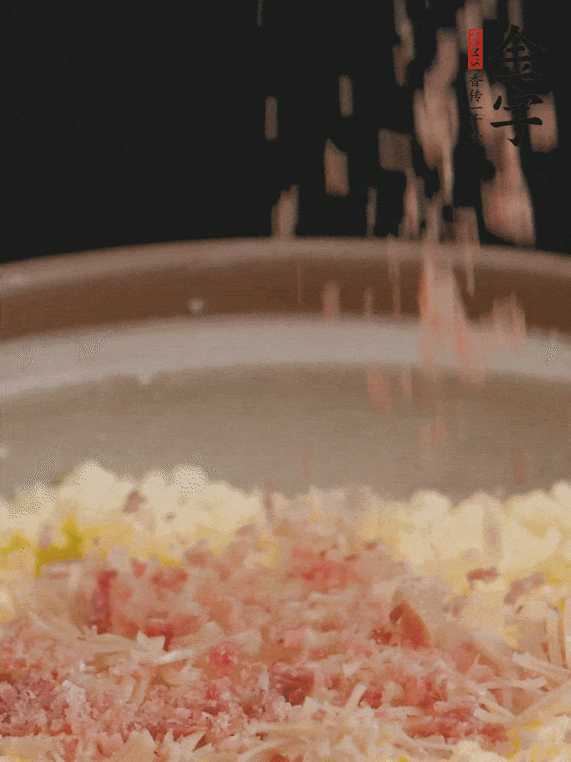 加雞湯沒(méi)過(guò)，放干貝絲、火腿末、小海參。