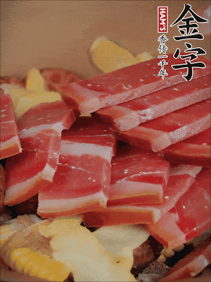 除鮑魚外的所有材料放進鍋里，加清水、姜、黃酒，大火燒開，轉(zhuǎn)小火煲90分鐘。