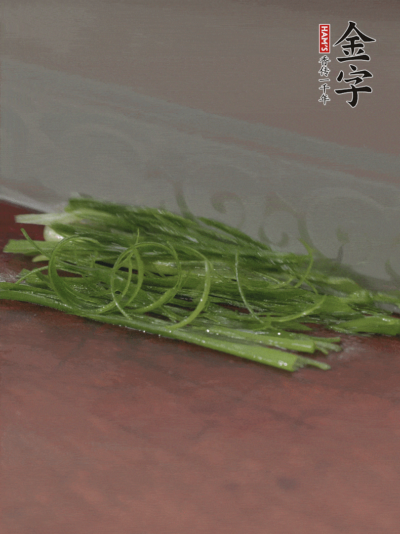 生姜切薄片，紅椒切細(xì)絲，小蔥蔥綠切細(xì)絲，泡入冰水中保持新鮮。