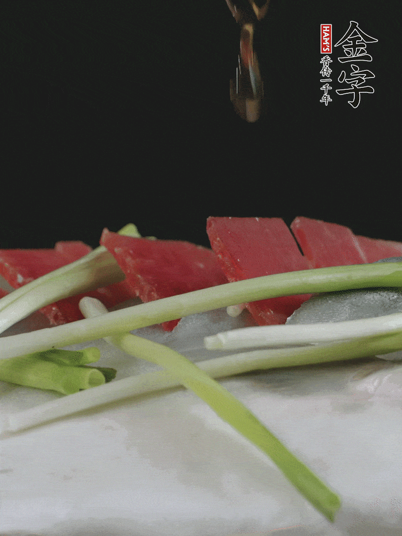 蔥白置于魚身，放適量豌豆，淋上花雕酒。