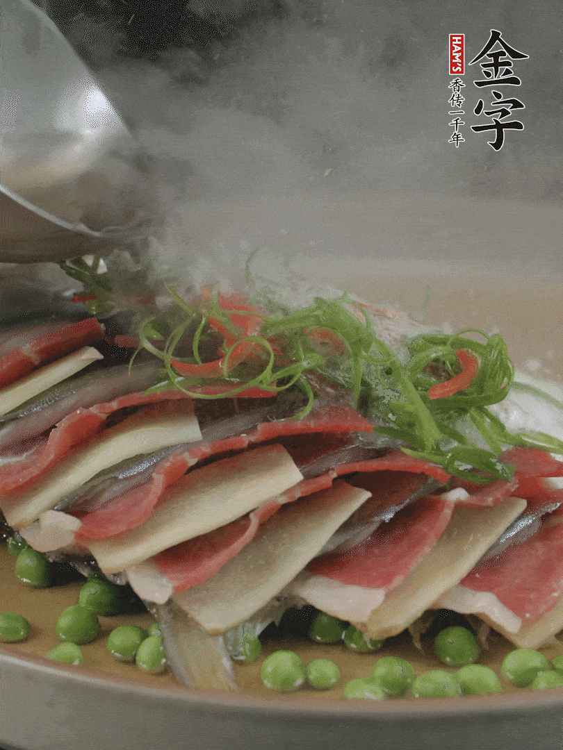 表面放上蔥絲、紅椒絲，淋上熱油。