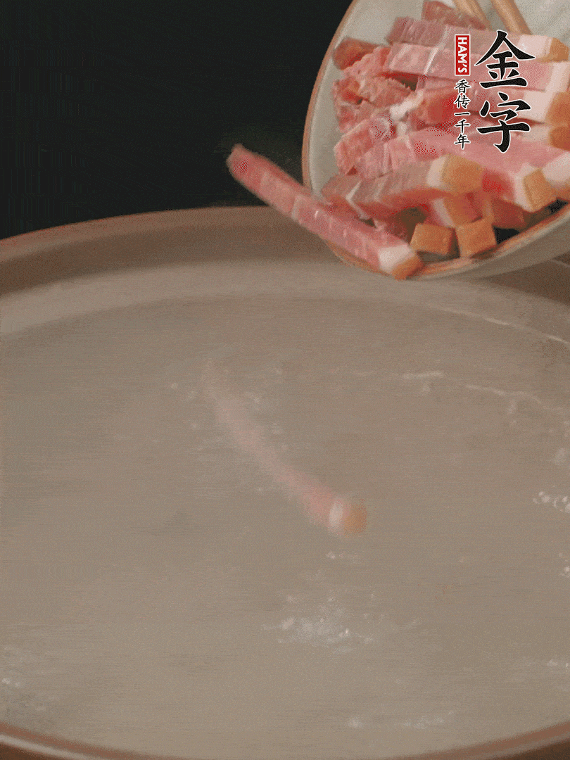 金字火腿切絲，熱水下鍋，放火腿燉煮15分鐘。