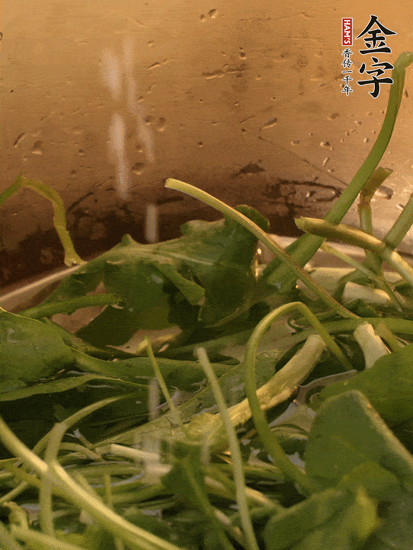 薺菜去掉根部，加小蘇打、鹽熱水沸騰燙軟。