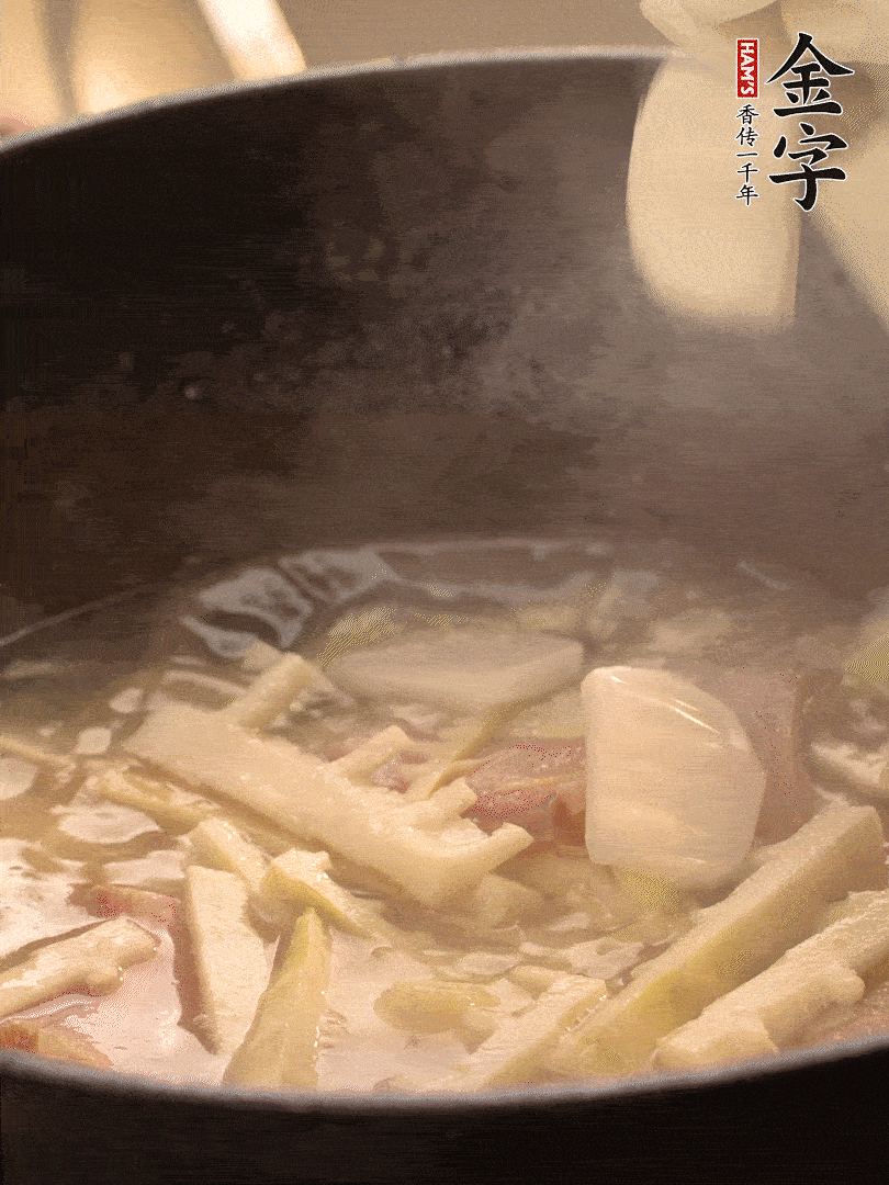 加一點開水后，放年糕燜2分鐘至軟。