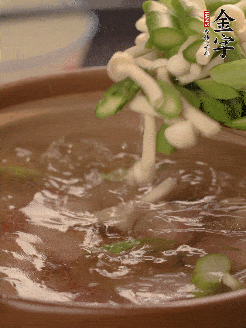 咸肉肥肉部分變透明時，加清水，放蘆筍、白玉菇大火煮開。