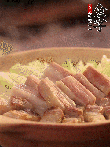 金字淡咸肉切條，焯水備用。