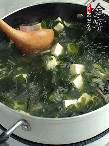 煮到沸騰后，再放入豆腐蓋蓋子煮3分鐘。