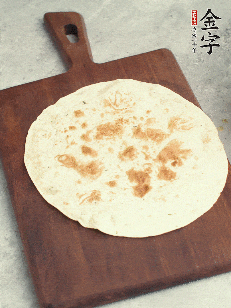 食材依次鋪在卷餅皮上，卷起來。