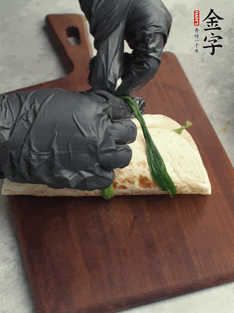 用焯過水的小蔥打結(jié)。