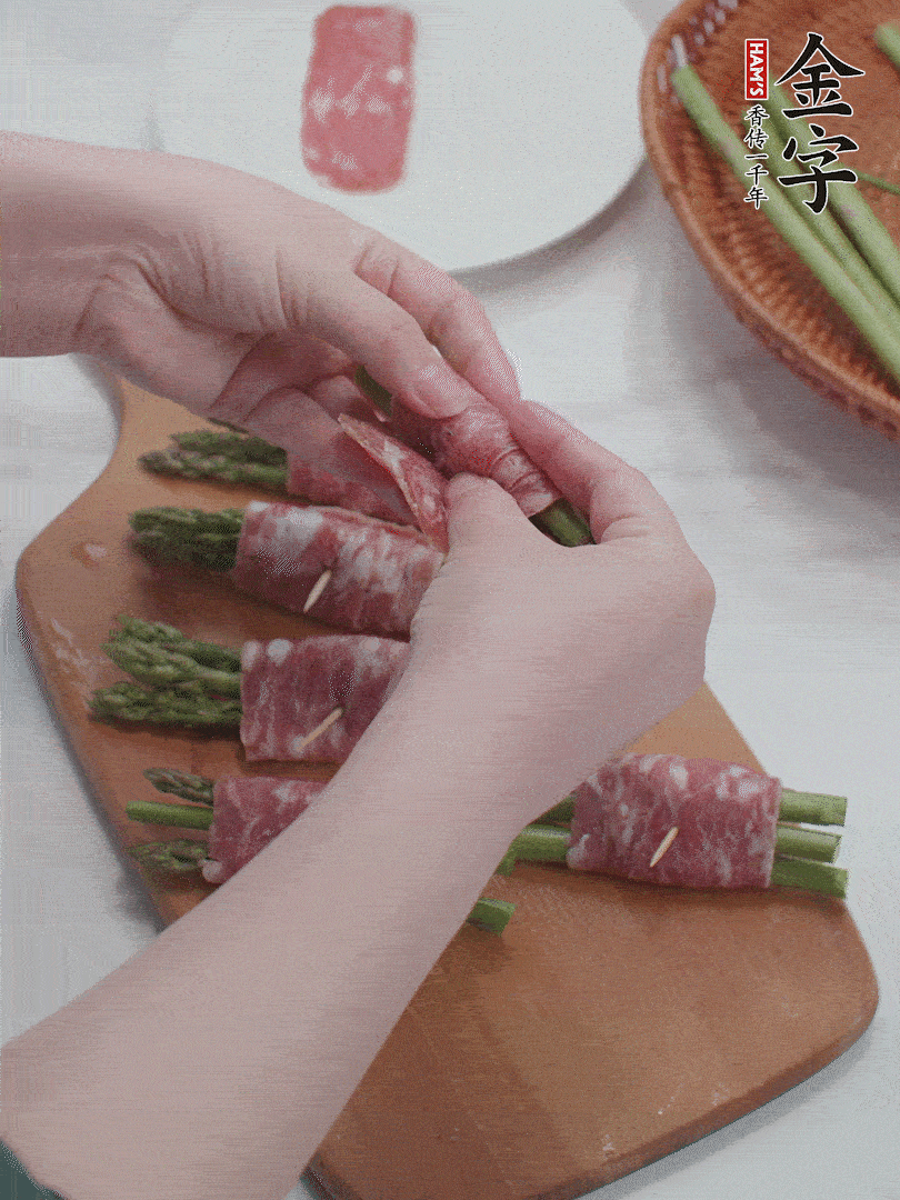 蘆筍切小段，蘆筍段用金字培根火腿卷起。
