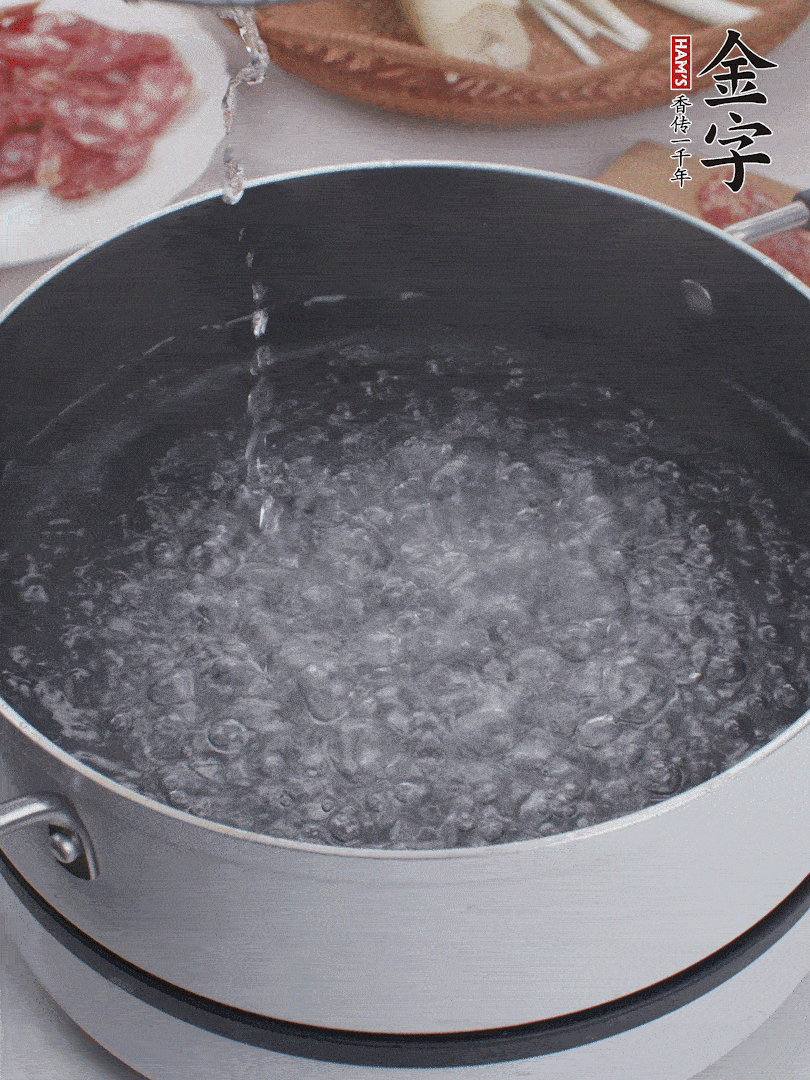 春筍去殼切片，焯水3分鐘。