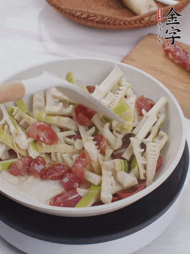 下春筍翻炒均勻，一小撮鹽調(diào)味。