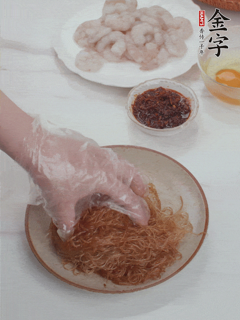 粉絲泡軟后，入沸水煮10秒，撈出后加1/2勺老抽、1/2勺食用油挑松。