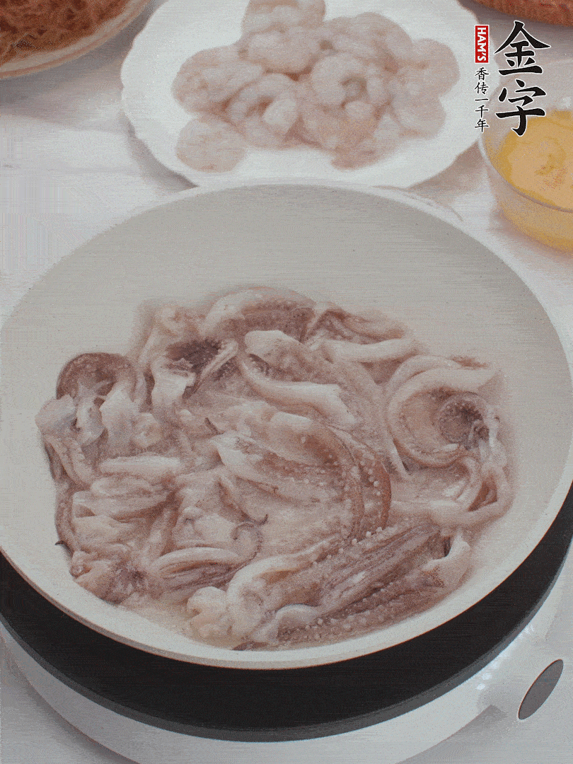 蝦仁、魷魚滑油，蛋液炒制半熟。