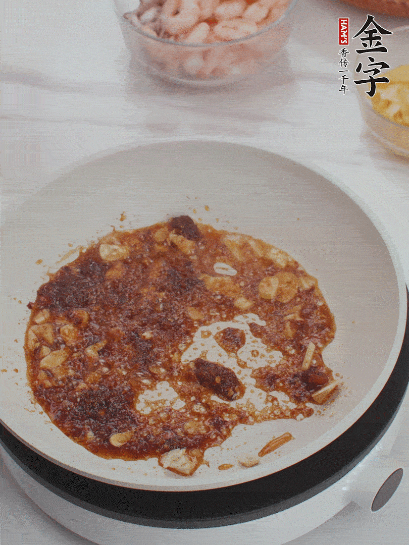 冷鍋熱油，1大勺金字火腿XO醬、蒜末炒香，倒粉絲一起炒。