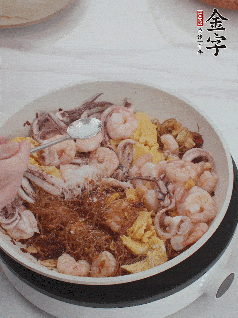 加雞蛋，蝦仁，魷魚混合。