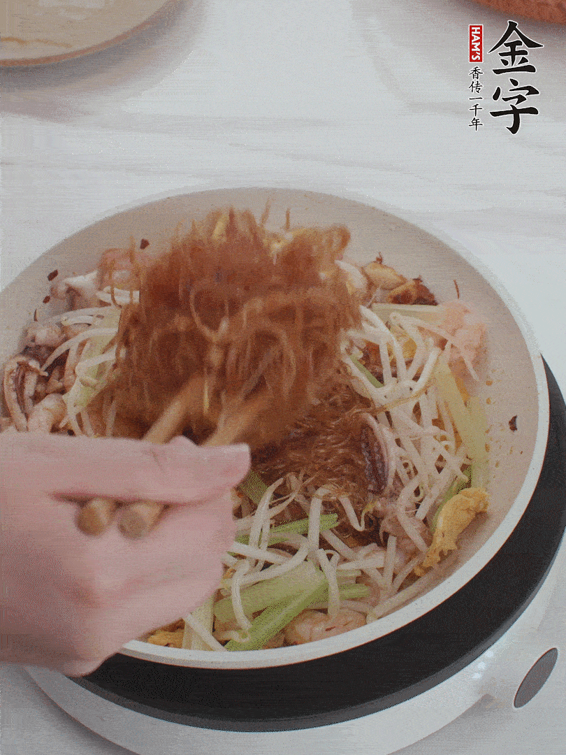 放焯好水的香芹、豆芽翻炒挑松。