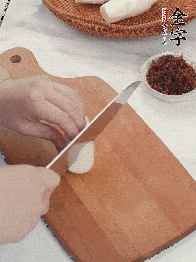 茭白剝殼，洗凈后切滾刀塊。