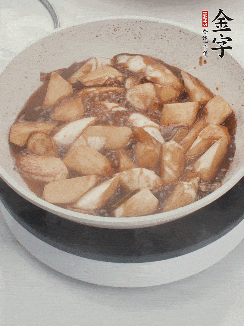 待茭白煸到微微發(fā)黃加入調好的味汁翻炒。加一小碗清水蓋蓋子燜3-4分鐘。