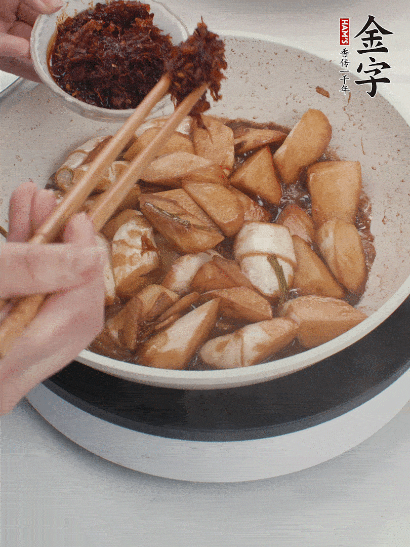 湯汁收濃，加金字火腿XO醬翻炒均勻。