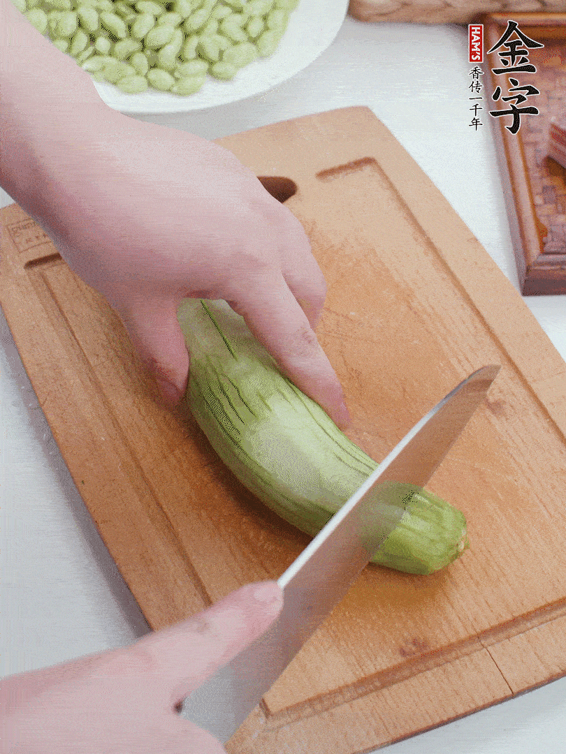 絲瓜去掉外皮，去掉兩端，切成滾刀塊。