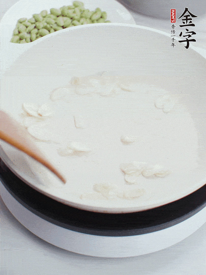 金字淡咸肉煮15分鐘，撈出切片。油5成熱時，蒜末、咸肉爆香。