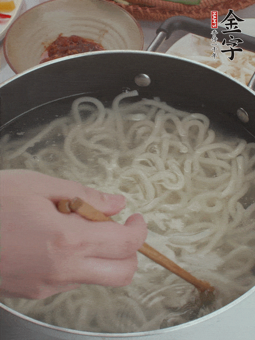 鍋中水煮沸，下烏冬面焯5秒鐘，撈出瀝干。