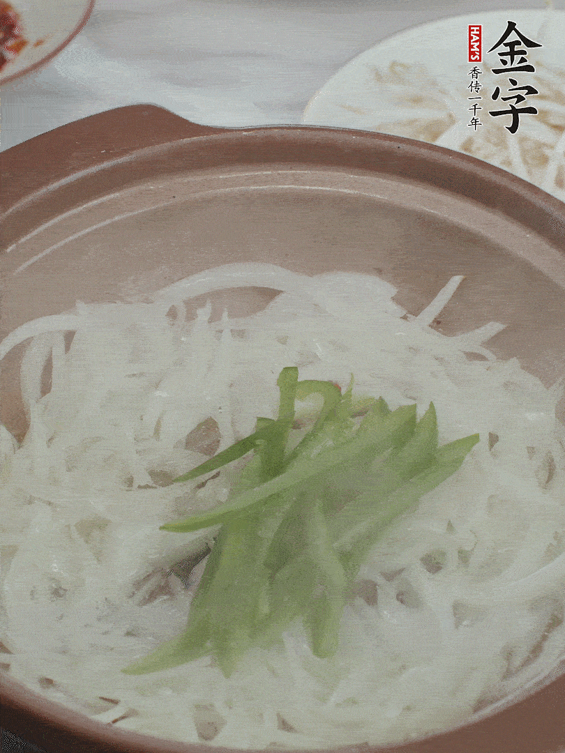 放烏冬面、青紅椒、豆芽。