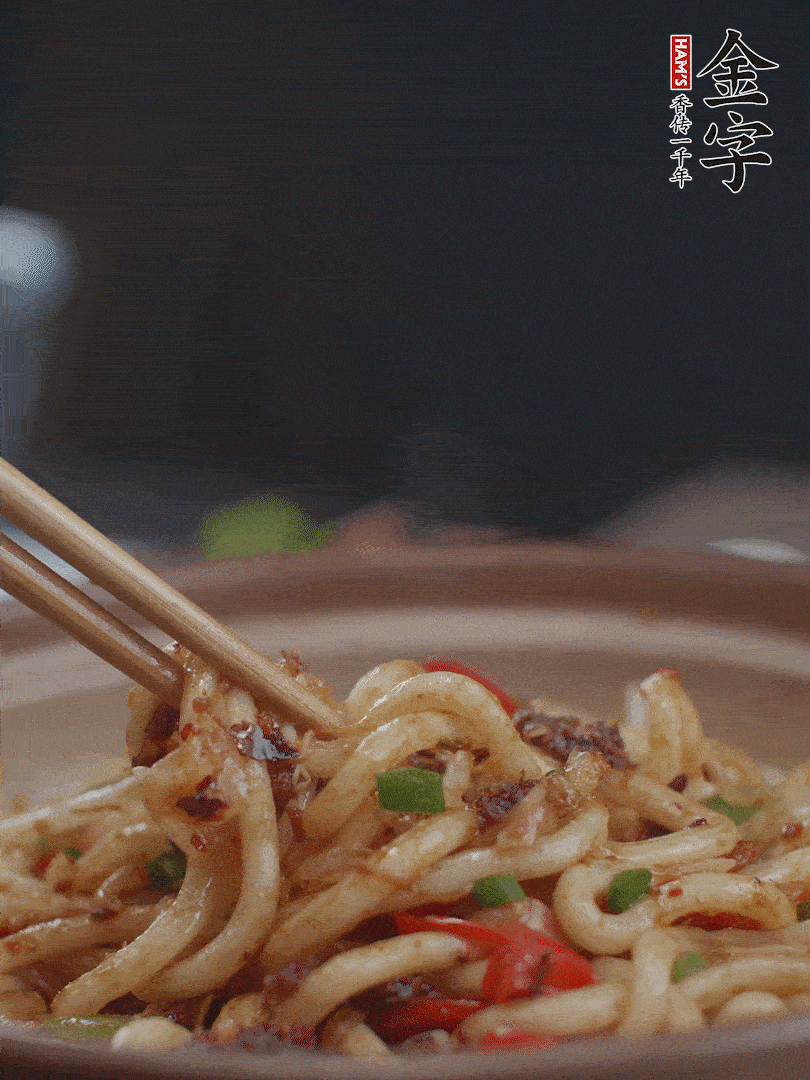 一小撮鹽調(diào)味。最后可以點(diǎn)綴香蔥段。