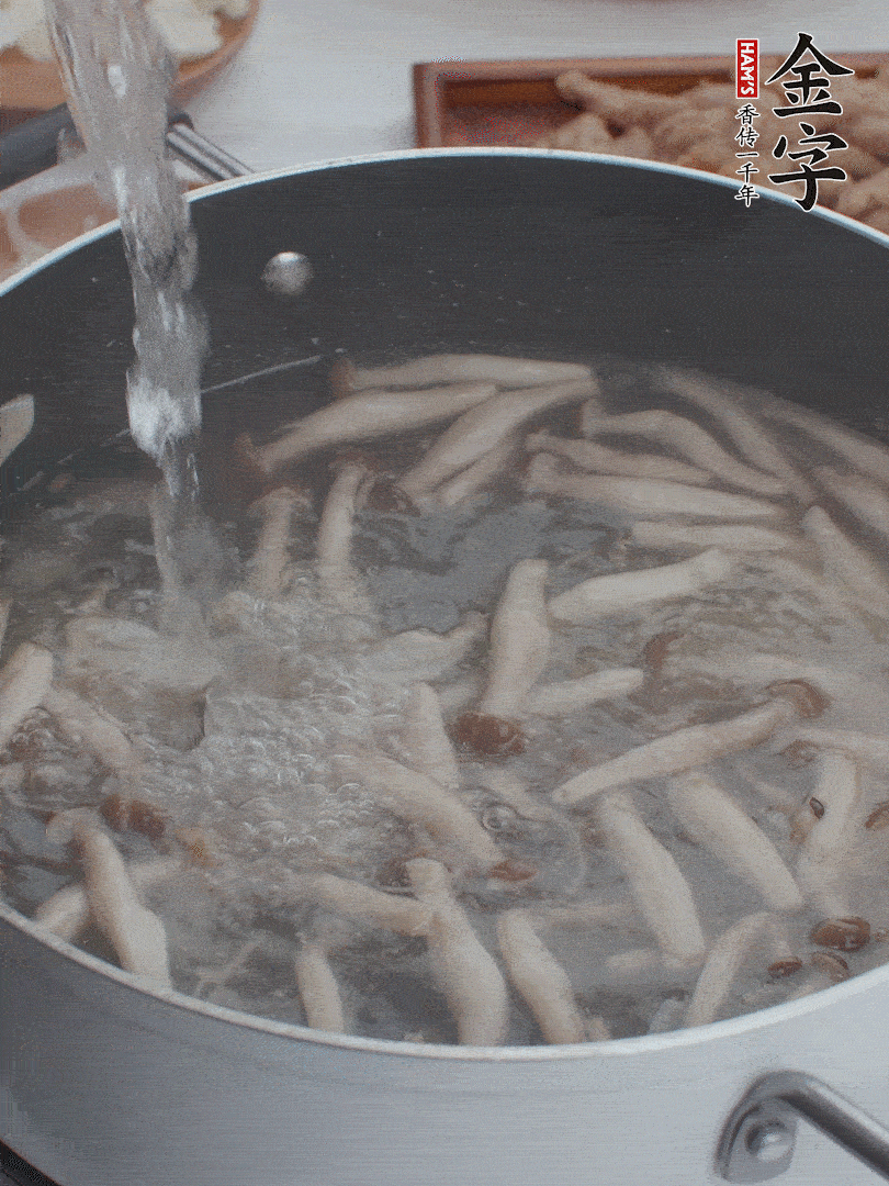 油熱爆香大蔥、蒜末，下蟹味菇炒軟，放清水。