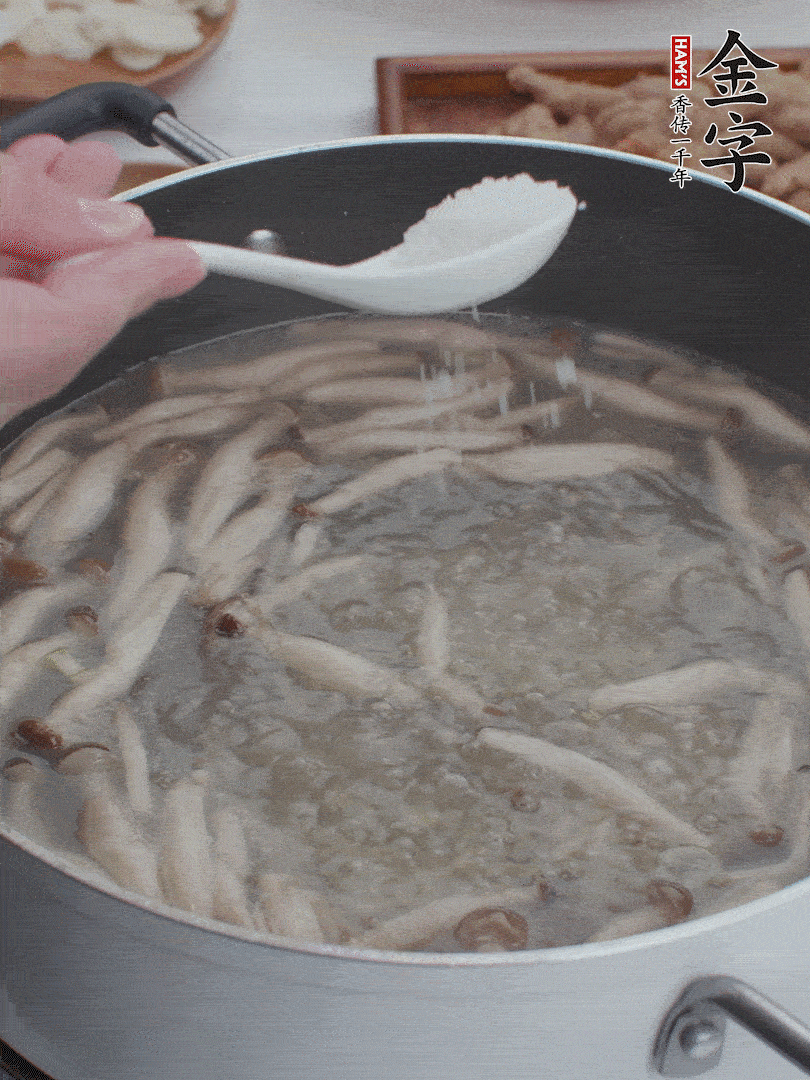 1勺鹽、一點胡椒粉調(diào)味。