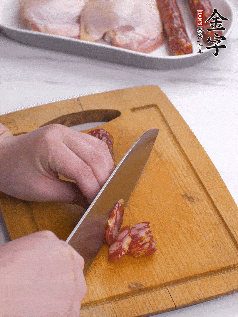 雞大腿去皮去骨切成塊，金字香腸切片，干香菇泡發(fā)切片，小蔥切蔥花。