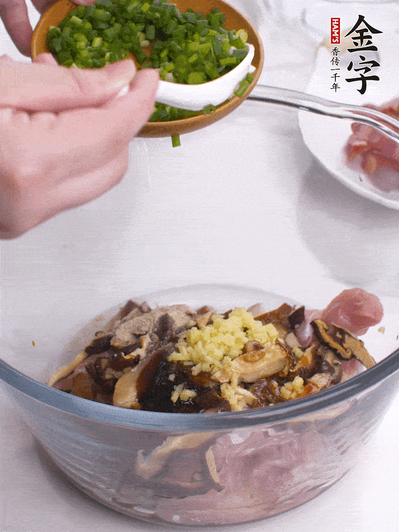 雞肉、香菇混合，加清水1/3杯、料酒1勺、蠔油1勺、鹽1勺、糖1/4勺、白胡椒1/4勺、食用油1勺、香油1/4勺、姜末、蔥花，攪拌均勻腌制2小時(shí)。