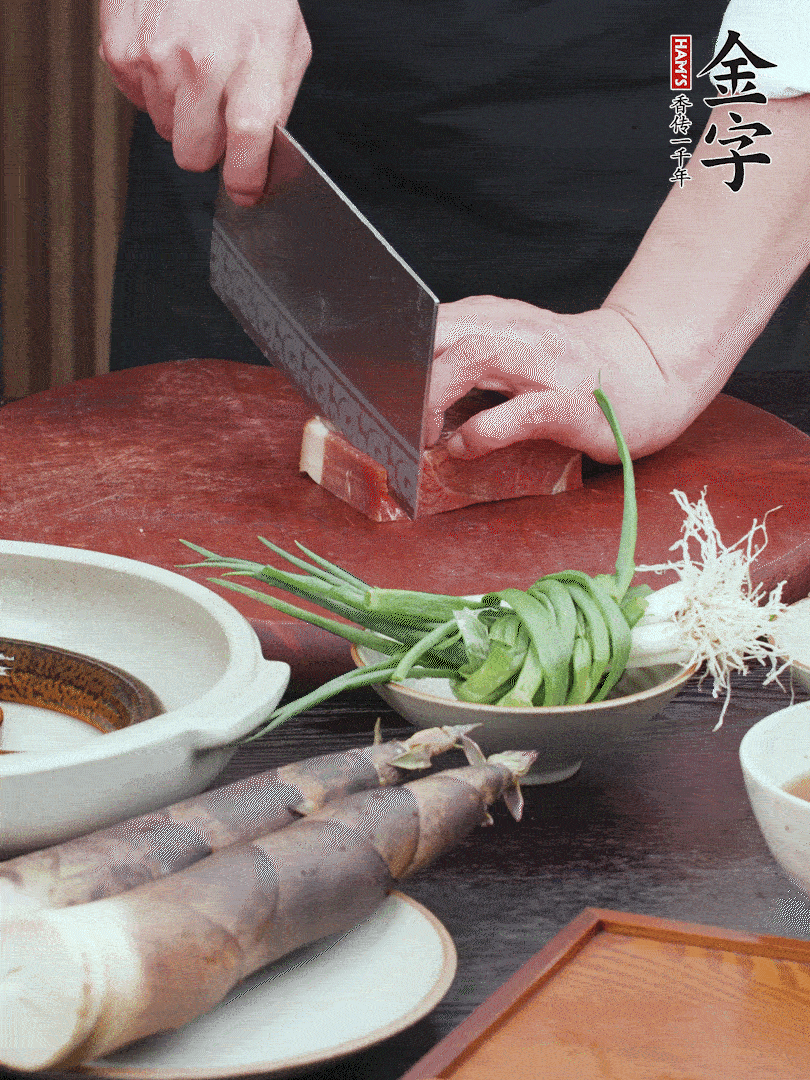 金字火腿切片；姜切片。