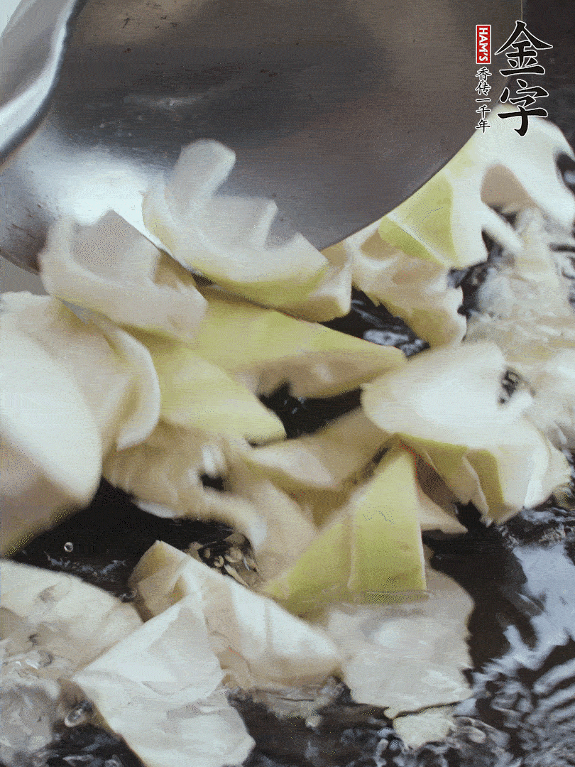 新鮮春筍去老根，剝殼切滾刀塊焯水去澀。