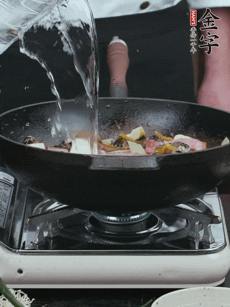 加適量黃酒，倒清水沒(méi)過(guò)。