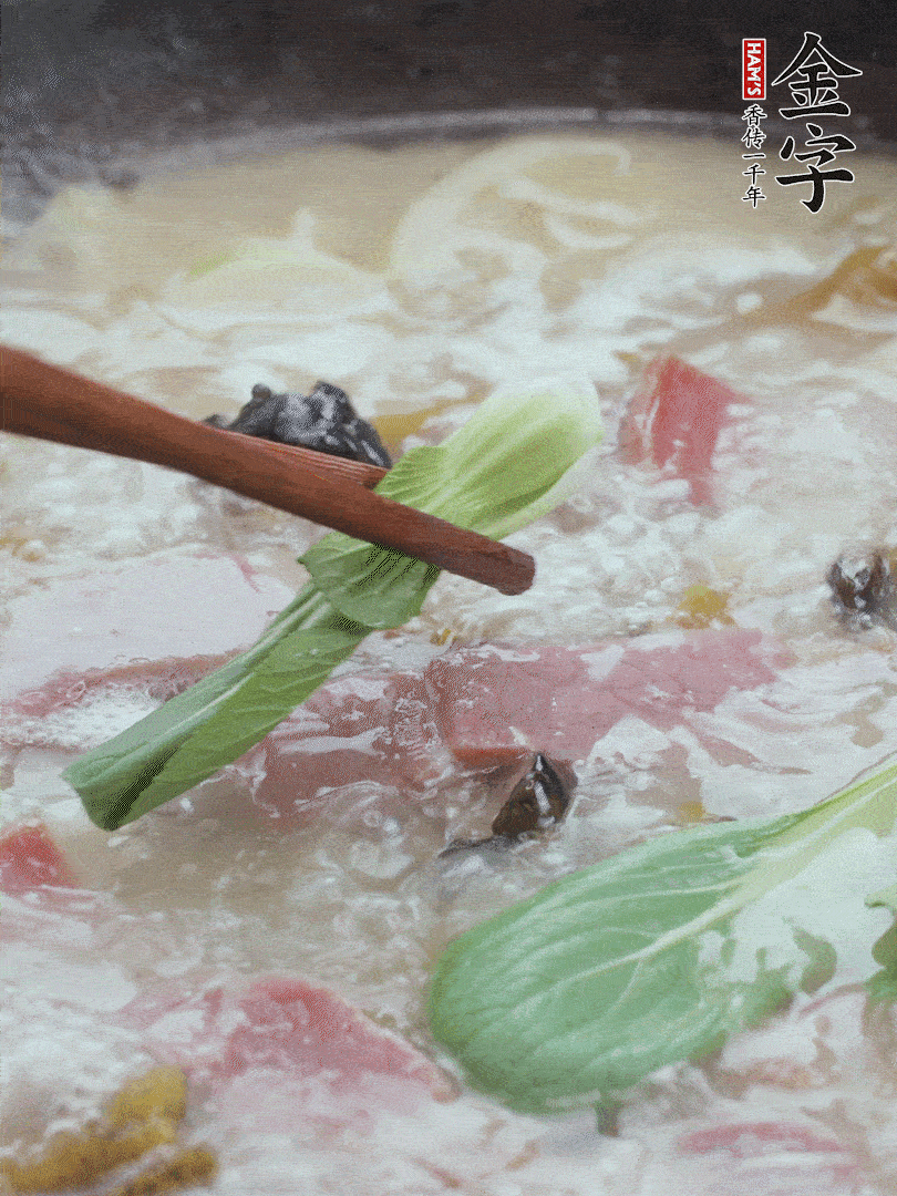 撈出蔥結(jié)，小菜心點(diǎn)綴。