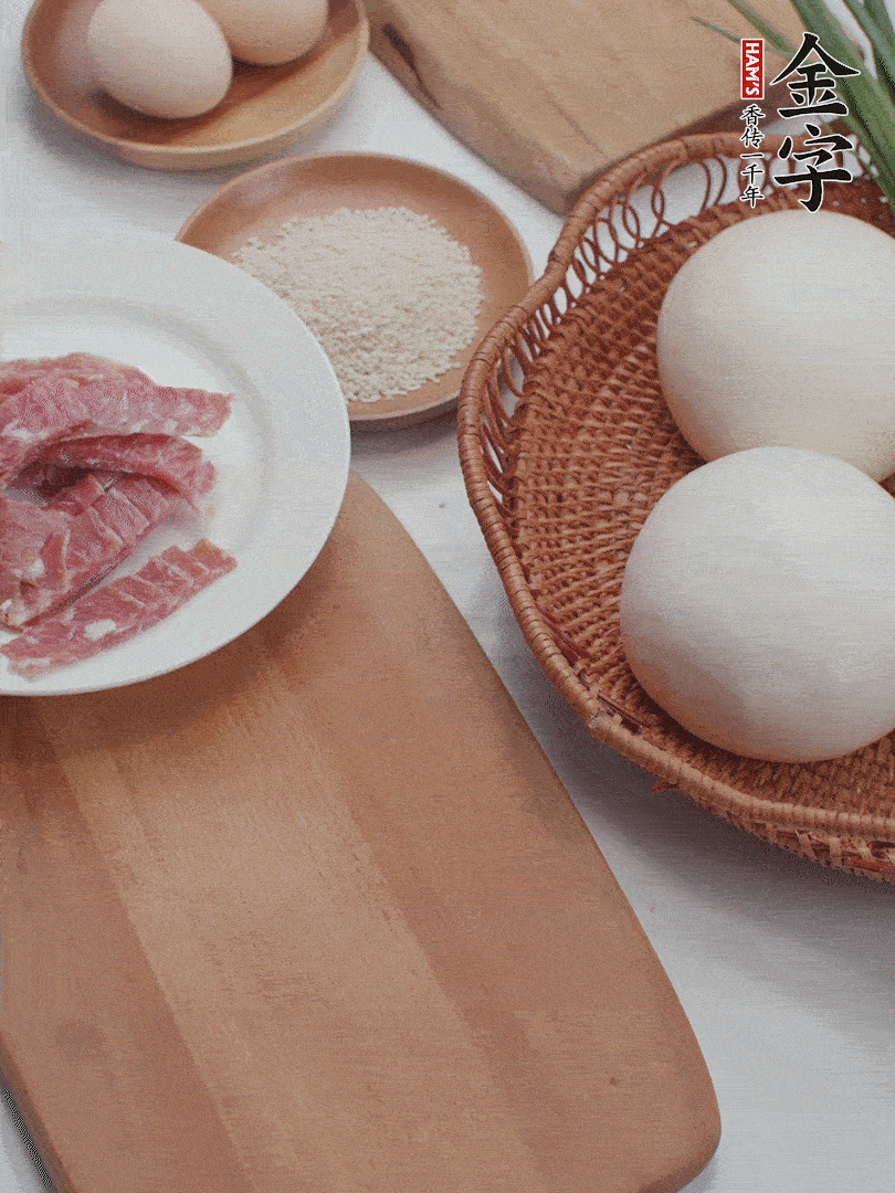 金字培根火腿切小片；饅頭、洋蔥切丁；香蔥切丁。