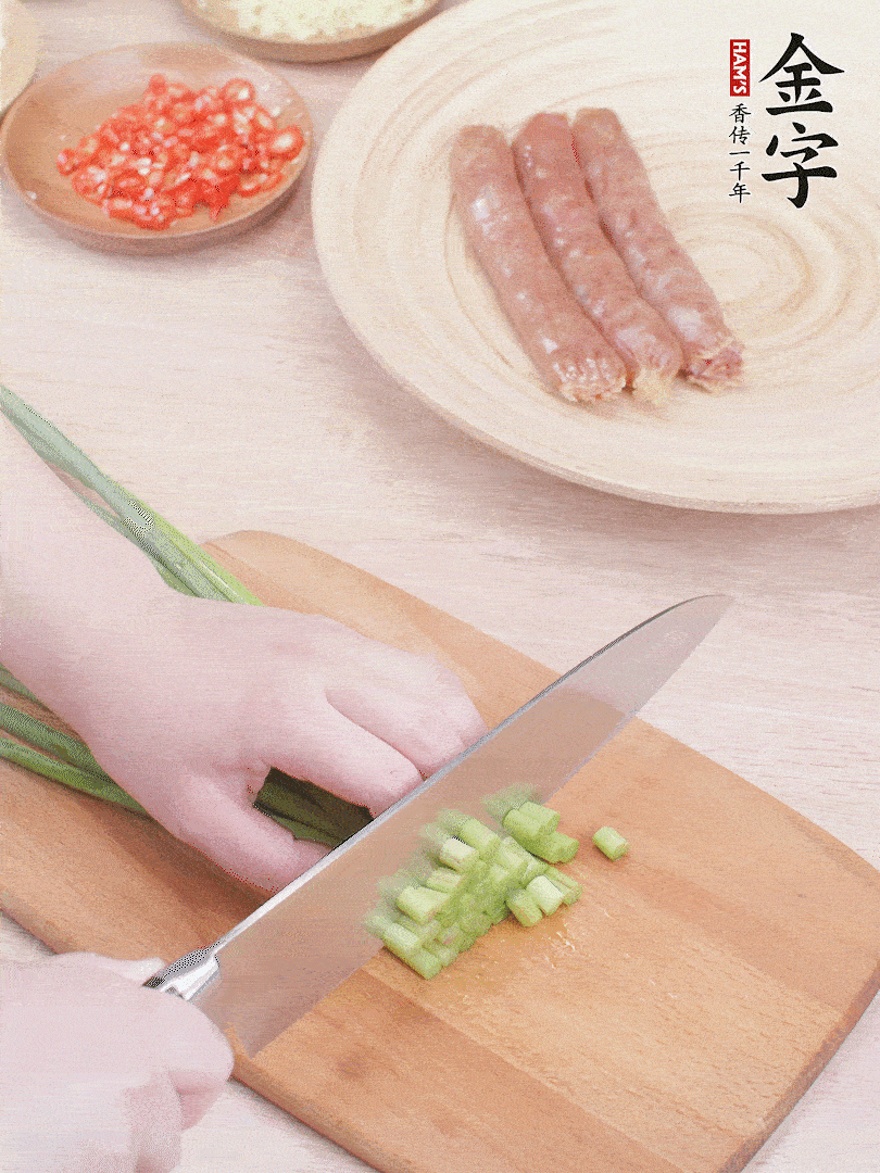 蒜苔切丁，蔥姜蒜切小丁，小米辣切圈。